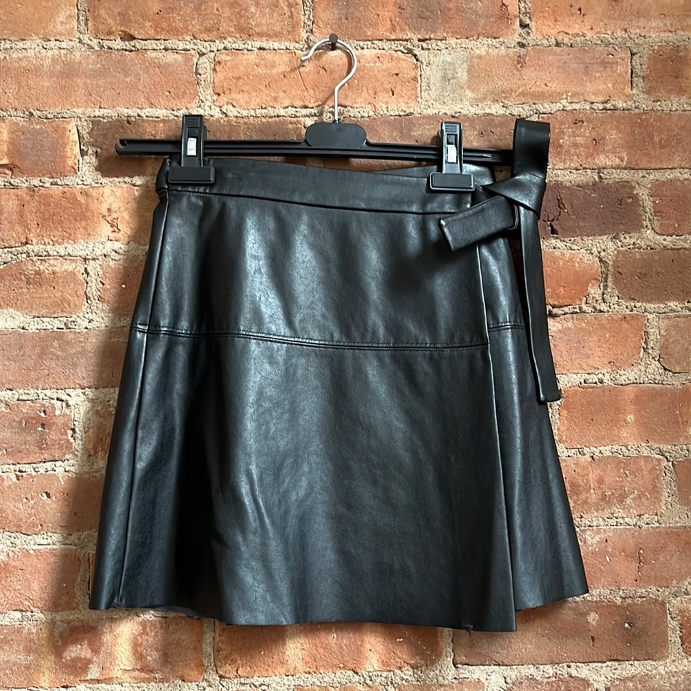Aritzia (Wilfred Free) Vegan Leather Skirt